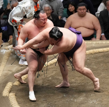 千代翔馬がとったりで美ノ海を下し給金を直す　全勝の金峰山を1差で追う