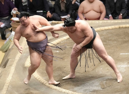 若元春が初日以来2勝目　2日目からの連敗を7で止める　合口のいい翔猿を押し出す