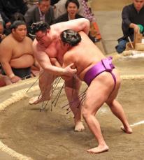 金峰山　平幕単独トップを守る　1敗・尊富士を小手投げ　「バチバチです」　1学年違いの日大対決を制す