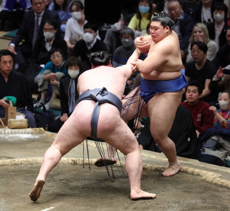 金峰山　大の里突き倒し首位譲らず　1差で王鵬が追走　2差に豊昇龍ら4人