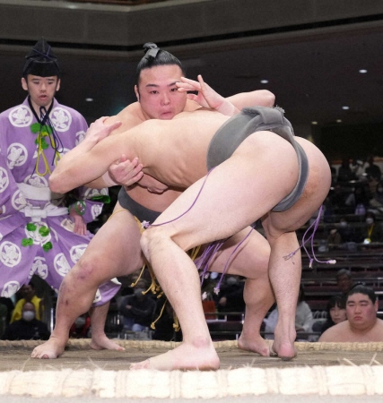 101キロ炎鵬が4場所連続で6勝目　73・8キロ山藤に快勝「体重では勝っているので余裕がありました」