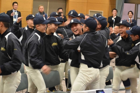 【センバツ】壱岐が甲子園出場！島の子21人抱き合って「やったー！」　募金で支えた島民に「感謝」