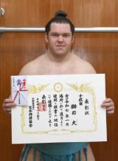 ウクライナ出身の獅司　初の十両優勝「うれ獅司です」　1場所での幕内復帰が確実