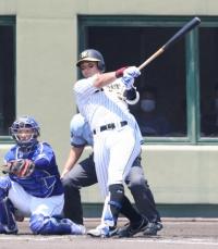 阪神・井上　キャンプ初日からフルスイング　「まだ振ってますよ」前川も苦笑い