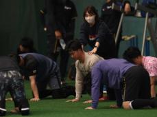 阪神・森下、前川ら若手野手が約1時間ピラティス体験　市川いずみ氏が指導