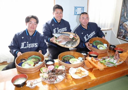 西武ドラ2渡部聖弥らがキャンプ休日に日南市をPR　芋焼酎に興味示し「ファンを酔わせるようなプレーを」