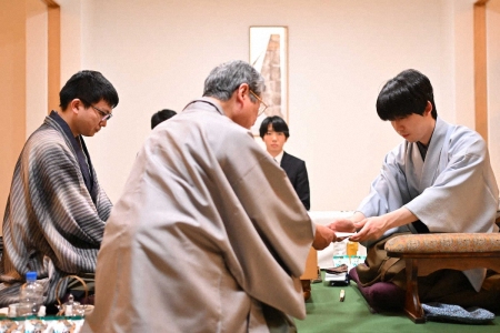 王将戦第3局1日目　藤井聡太王将が78手目封じる　副立会の中村太地八段「難しい。一手間違えたら…」