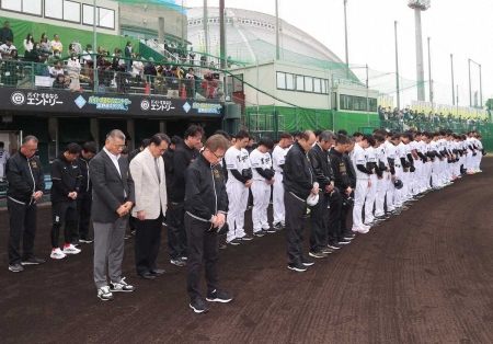 阪神が春季キャンプ練習前に吉田義男さんに黙とう　球団旗は半旗に