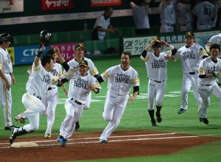 五十嵐亮太氏が“投げたくない”ほど緊張した10・2決戦「俺、それ見てボロボロ泣いた…」