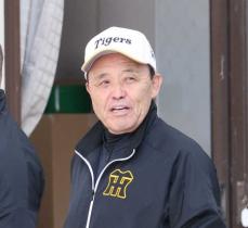 阪神・岡田顧問が敵情視察ついに開始　北谷での中日―DeNA戦チェック