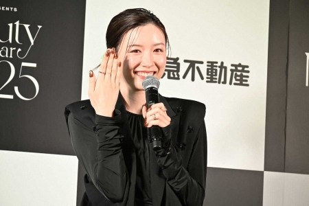 永野芽郁　チョコ色ネイル披露姿に「これ結婚発表…」初代Beauty of the yearに感激