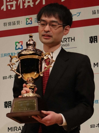 近藤誠也八段が朝日杯初優勝！「棋士になって初優勝なので大変うれしい」プロ10年目悲願の棋戦初V