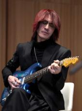 SUGIZO　東大寺で追悼奏　河野真也さんの形見のギターで「光は必ずある」演奏　映画「花束」試写会