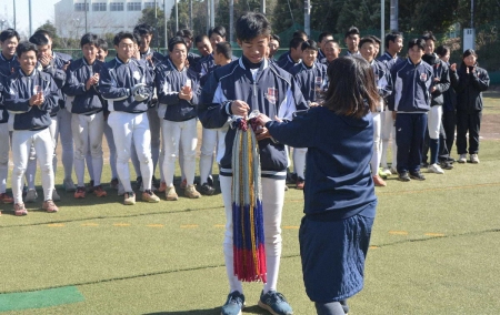 センバツ出場の浦和実に心強いプレゼント　父母会からは折り鶴、女子マネジャーからはお守り