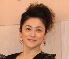 濱田マリ「痛みが4年以上続いて」　手の疾患で日常生活に支障、目薬も差せない…医師は「治らない」と