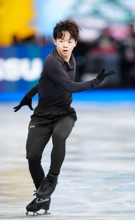 【即購入可】フィギュアスケート スタートセットアップ フィギュア】ロケットスタートの鍵山優真、自信満々調整 曲かけで4回転