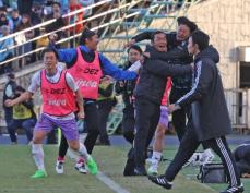 「滋賀県のサッカーの歴史が変わった一日」角田誠監督は万感…レイラック滋賀がJ3昇格