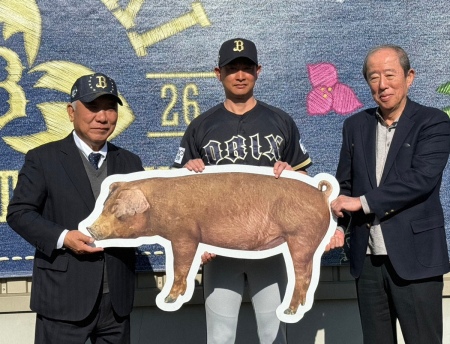 オリックスへ「霧島オリーブ赤豚」600キロ贈呈　岸田監督、井上亮オーナーが受け取る