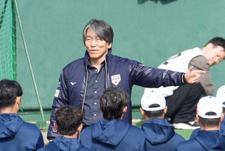 【侍ジャパン】宮崎事前合宿　松井秀喜氏がグラウンドで侍戦士を激励　ダルビッシュとは笑顔で握手