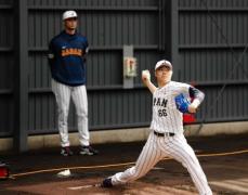 【侍ジャパン】ブルペン一番乗りは松本裕樹　ピッチクロック開始前にはダルビッシュに助言求める場面も