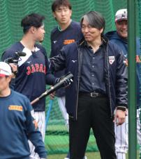 侍ジャパン】松井秀喜氏 選手と同じジャンパー着用、居残りまで精力的