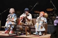 PUFFY 30周年記念ライブ開催 プロデュースの奥田民生も登場“民生節”で