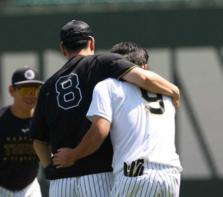 阪神 ドラフト1位・立石正広 姿見つけた佐藤輝から両手掲げてハグの