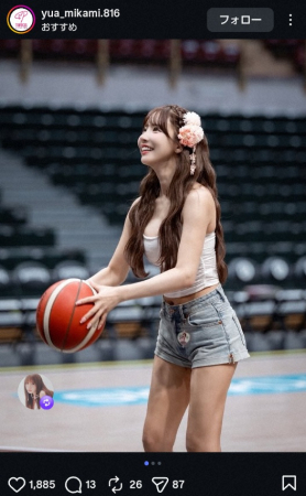 三上悠亜 ミニタンクトップ＆デニムのショーパン姿でバスケ披露に
