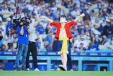 ドジャース「ワンピース・ナイト」ルフィが始球式！大暴投もスタンド大