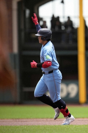 岡本和真 メジャー初の満塁弾 21号で大谷の日本人1年目最多本塁打22に