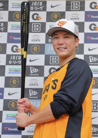 巨人・坂本勇人に300号記念バット贈呈 SSK社から漆塗りの漆黒バット