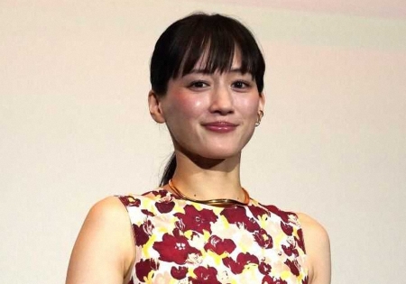 綾瀬はるか・福山雅治　　SK-II COLOR 化粧品宣伝大型POP　非売品 綾瀬はるか 福山雅治から一度だけほめられたこと明かすも…スタジオでは