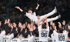 阪神 甲子園で優勝セレモニー 胴上げで藤川監督が7度舞った！聖地の