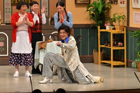 新浜レオン“膝スラの芸人さんです” 吉本新喜劇ゲスト出演「エーッ」客席からどよめき｜Infoseekニュース