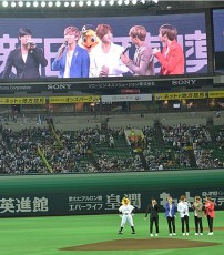 U-KISS、黄色いリボンつけて日本プロ野球の始球式に参加