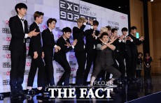 [Photo] はい！EXOの公式ポーズを決めて