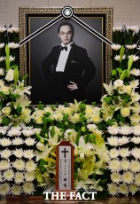 故シン・ヘチョルさんの葬儀場にチョー・ヨンピルなど多くの芸能人が追悼の意