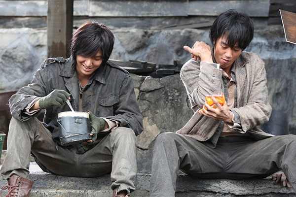 映画「江南1970」のイ・ミンホ＆キム・レウォンが物乞いに変身...「衝撃のビジュアル」