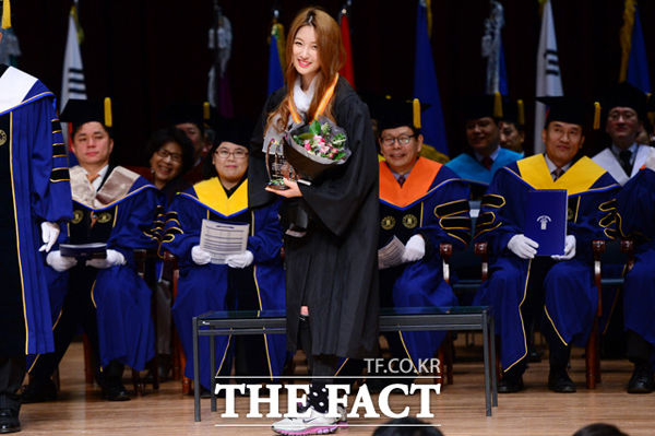 [Photo] 4Minuteリーダーのジヒョン、卒業式を終えて明るい笑顔