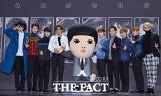 [Photo] EXO、「レイ人形と一緒に」