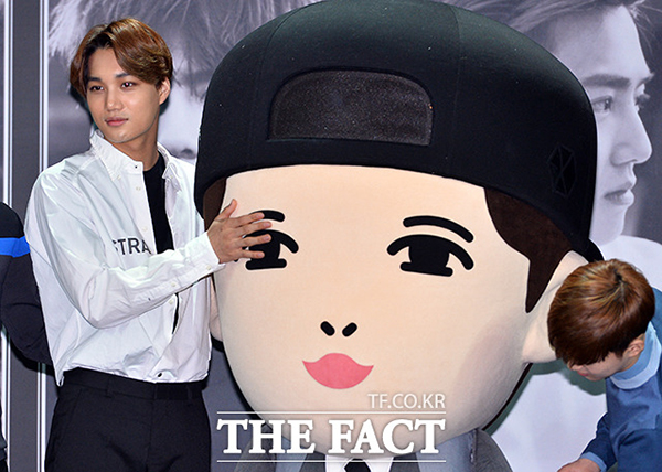 [Photo] EXO、「これがレイ人形です」