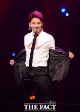 [Photo] JYJ ジュンス、ジェジュン＆ユチョンが見守る中で新曲ステージを披露