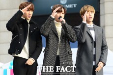 B1A4、キューティーな3人の男...「ポーズの達人」