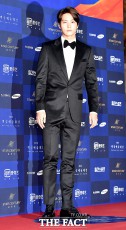 [Photo] 俳優チュウォン、かっこよすぎるタキシード姿に視線集中