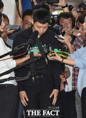 [Photo] ユチョン、警察に出頭…