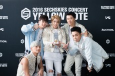 Sechs Kies、CLICK! STARWARS「名誉の殿堂」入りへ！トロフィーを手にした記念写真が到着！