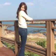 女優シン・ミナ、バカンス地で“清純さ”全開！！