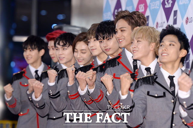 [Photo]  SEVENTEEN、「フォトタイムは楽しく」