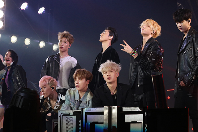 iKON、初となる「東京ガールズコレクション」に大トリで出演！NONAGONとのコラボステージで延べ約31,400人熱狂！