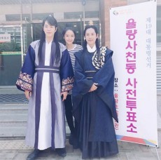 シワン&ユナ＆ホン・ジョンヒョン、「王は愛する」撮影の合間に投票所へ